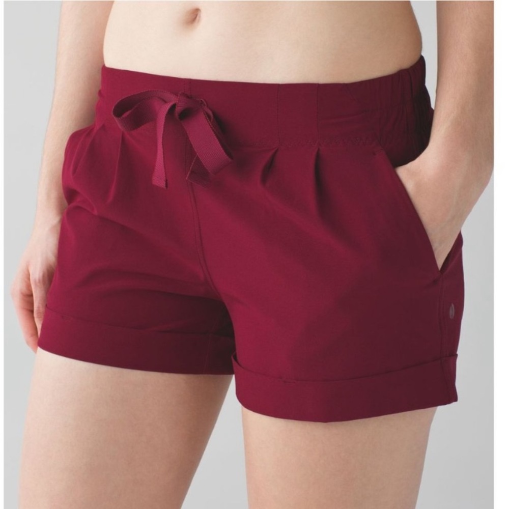 Lululemon women’s spring break away shorts size 4